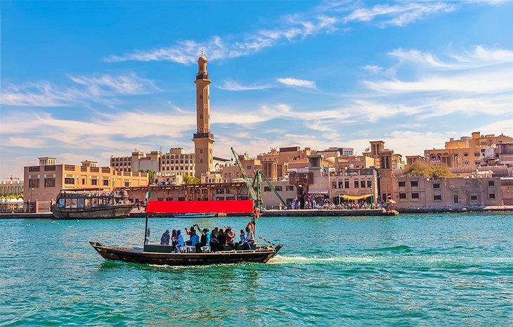 Un abra transportando personas por el Dubai Creek