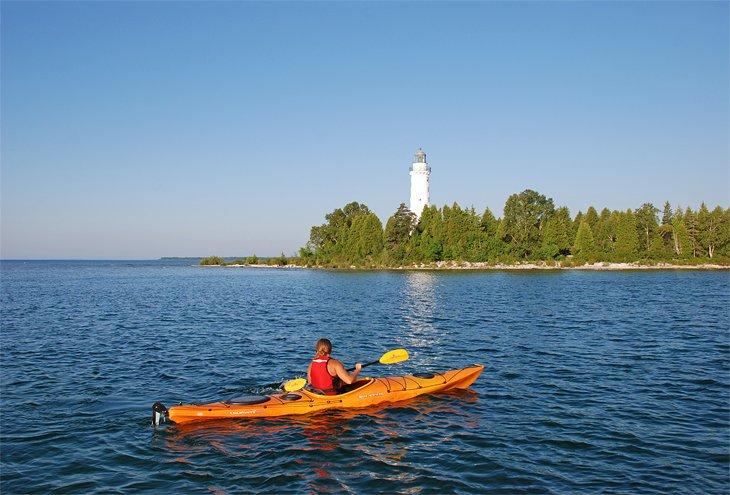 Ein Kajakfahrer vor dem Leuchtturm auf Cana Island