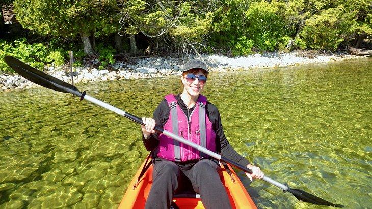 La autora Anietra Hamper haciendo kayak en Peninsula State Park