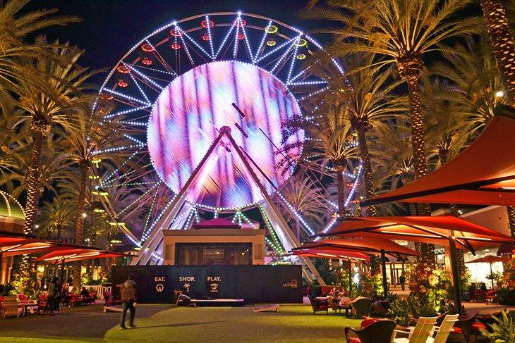 Irvine Spectrum Center de noche