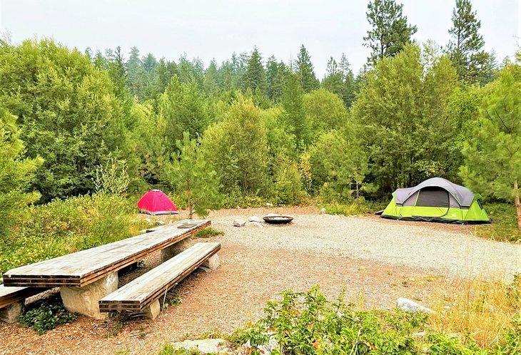 Tables de camping surdimensionnées au Lost Moose