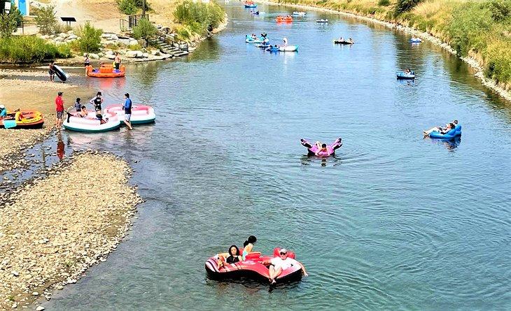 Flottant sur le canal de rivière de Penticton
