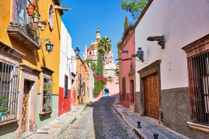 Calle colorida en San Miguel de Allende