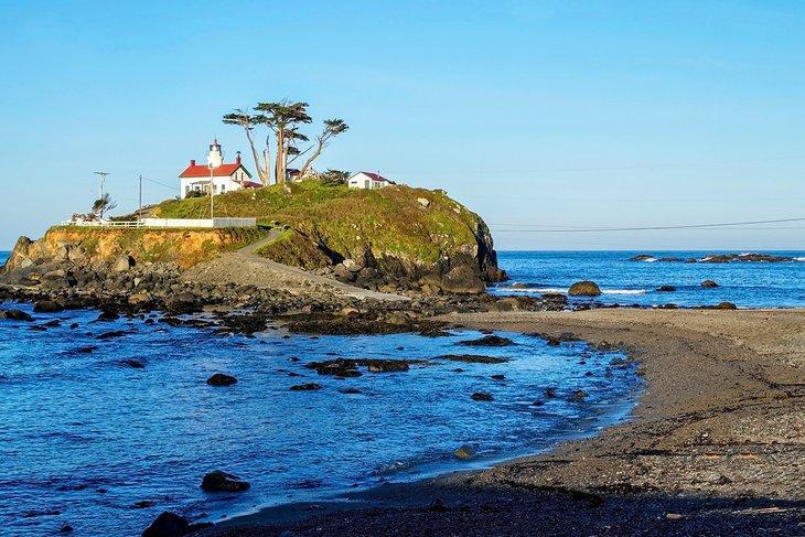 Faro Battery Point y playa en Crescent City