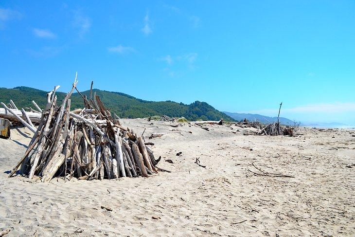 Fuerte de madera en Rockaway Beach