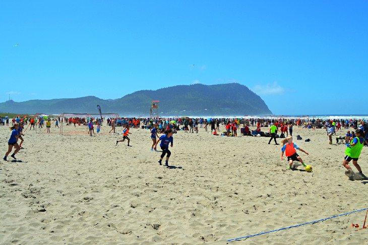 Fútbol en la arena en Seaside Beach