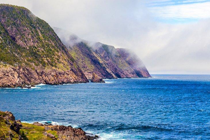 Falaises le long du sentier de la côte Est à Terre-Neuve