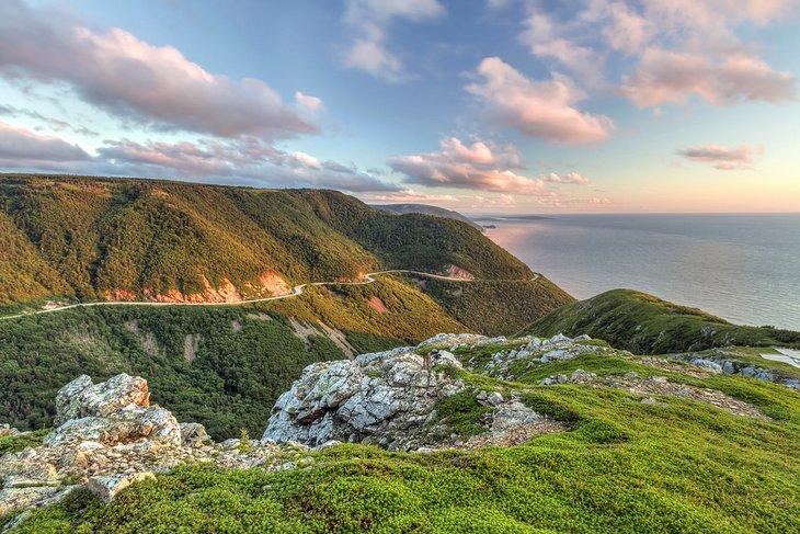 Vue du Cabot Trail depuis le Skyline Trail dans le parc national des Hauts-Cape-Breton