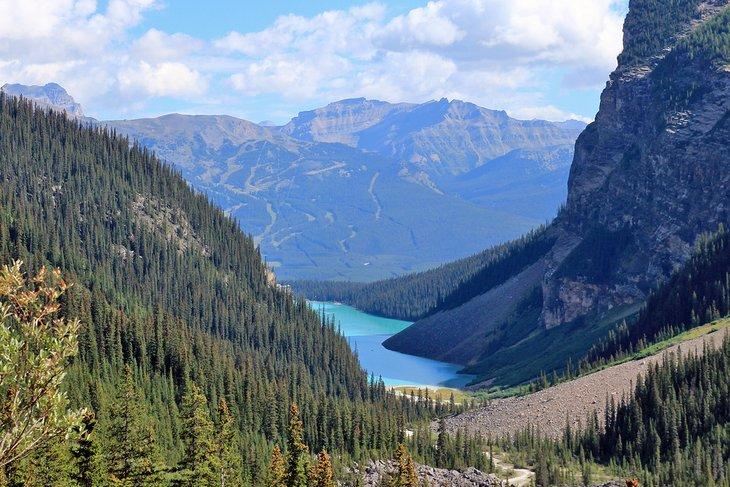 Vue de Lake Louise depuis le sentier de la Plaine des Six Glaciers