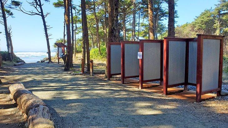 Duchas cerca de la playa en Surf Grove Campground