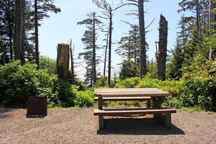 Vista al océano desde un sitio de camping en Green Point Campground