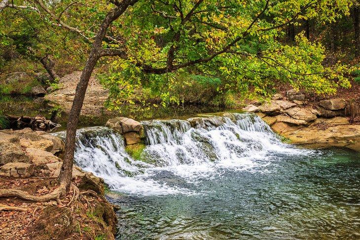 Pequeña cascada en el Área Recreativa Nacional Chickasaw