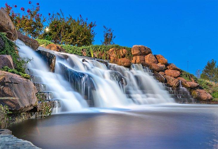 Bricktown Falls al anochecer