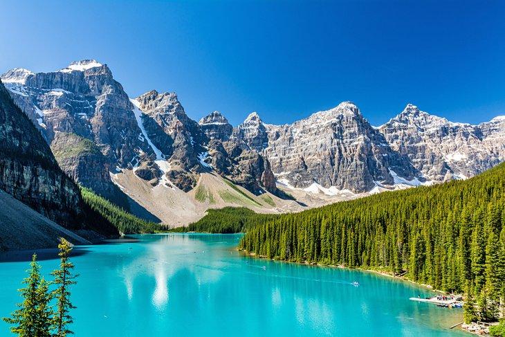 Vista sobre el sendero que corre a lo largo del lado derecho de Moraine Lake