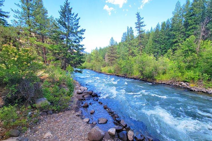 Río Tieton fluyendo junto al Campamento Hause Creek