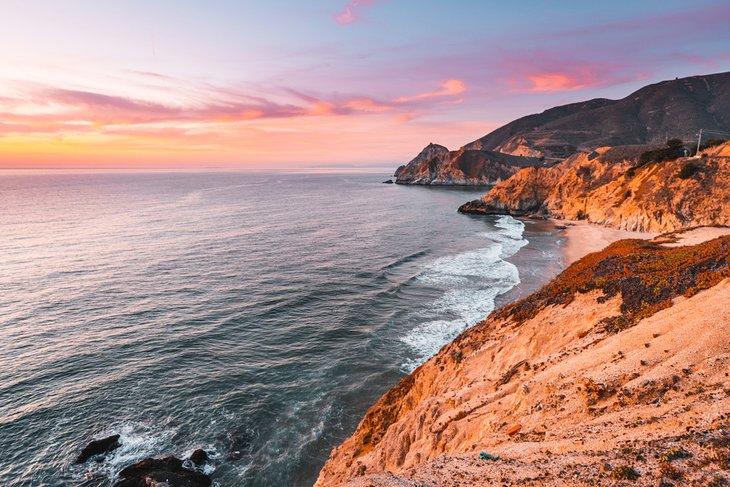 Sendero Gray Whale Cove al atardecer