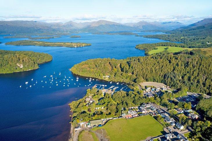 Vista aérea de la aldea de Balmaha en Loch Lomond