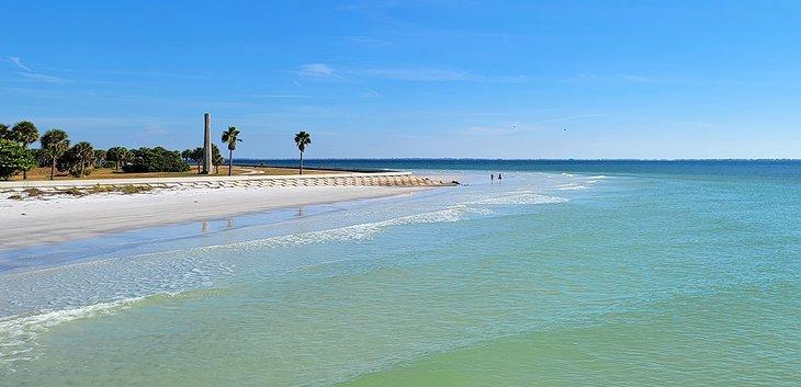 Vista de la playa desde el muelle en Fort De Soto Park