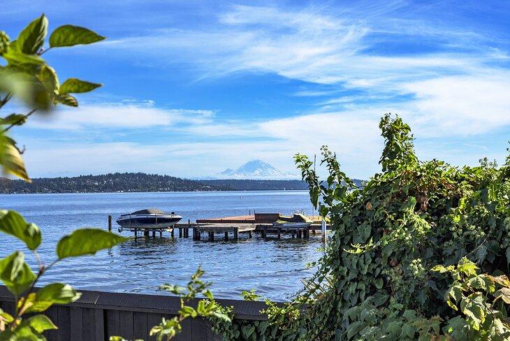 Vista del Monte Rainier desde Denny Blaine Beach