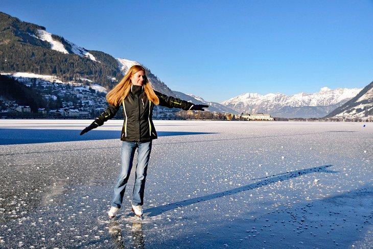 Eislaufen auf einem gefrorenen See in Zell am See, Österreich