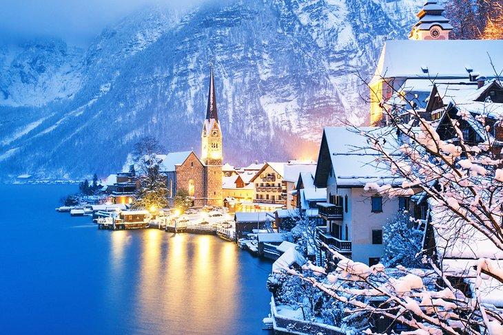 Das Dorf Hallstatt im Winter