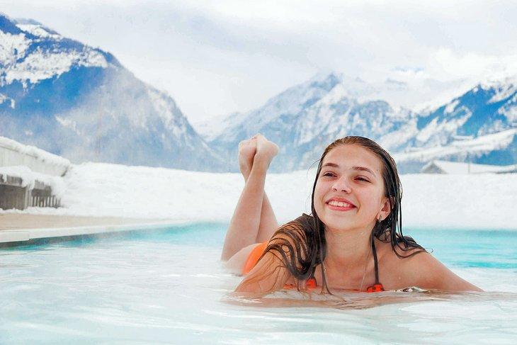 Entspannen in einem Thermalbad in den österreichischen Alpen