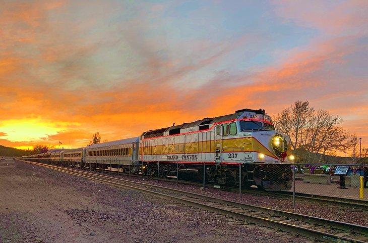 Tren del Gran Cañón al atardecer