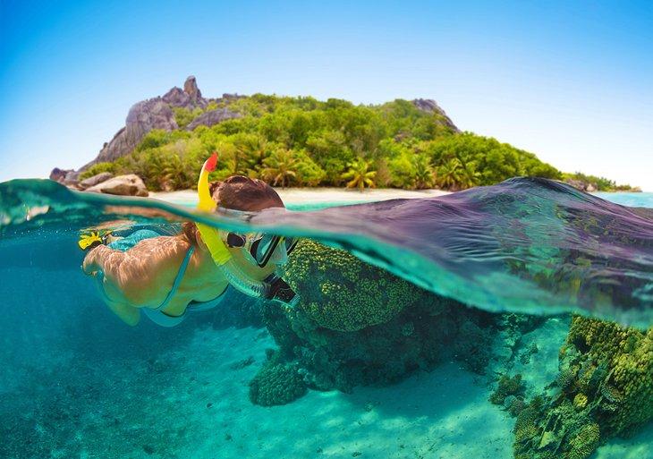 Una mujer haciendo esnórquel en Seychelles