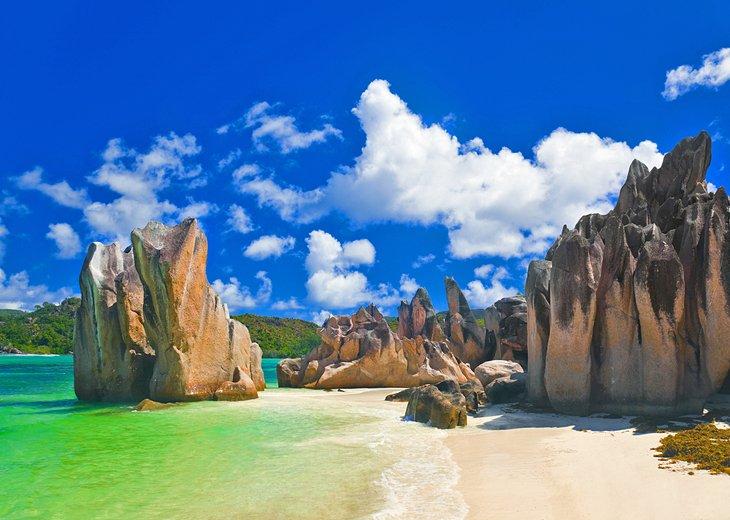 Rocas afiladas en una playa de la Isla Curieuse