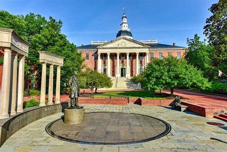 Monumento Thurgood Marshall frente al Capitolio de Maryland