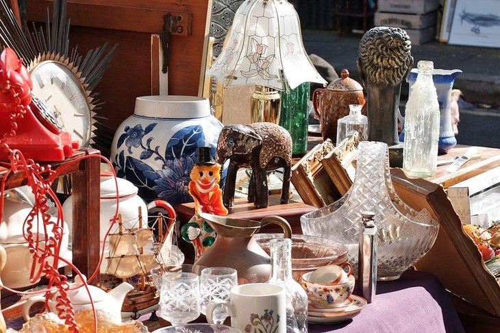 Antigüedades en una pequeña tienda