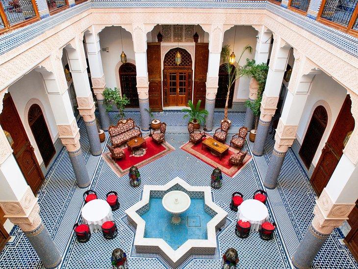 Patio central en un riad de Fez