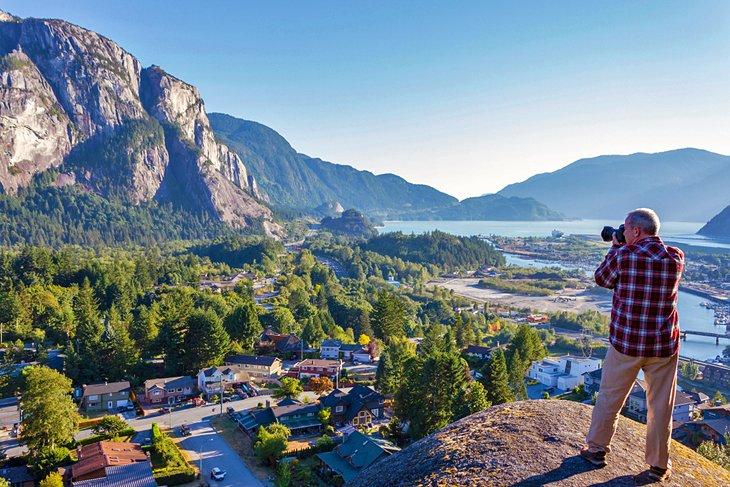 Senderista fotografiando el Stawamus Chief desde Smoke Bluffs Park