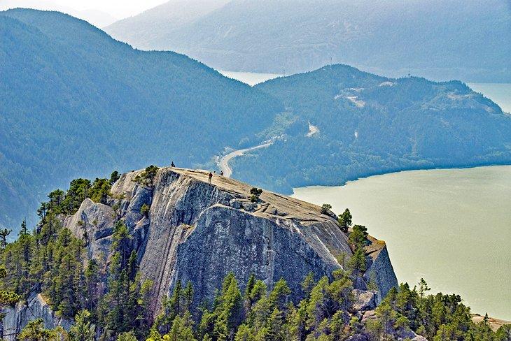 Senderistas en la cima del Stawamus Chief