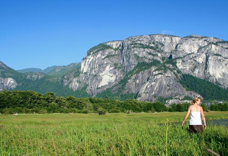Mujer caminando en el Estuario de Squamish