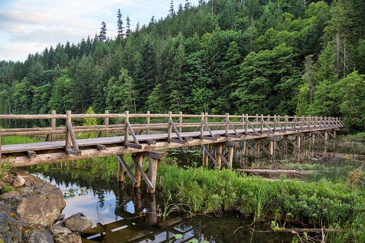 Puente de madera en el Lago Brohm