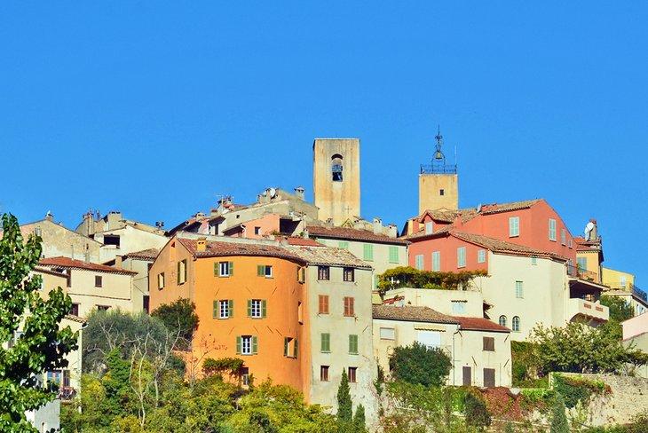Antiguo pueblo en la cima de la colina de Biot