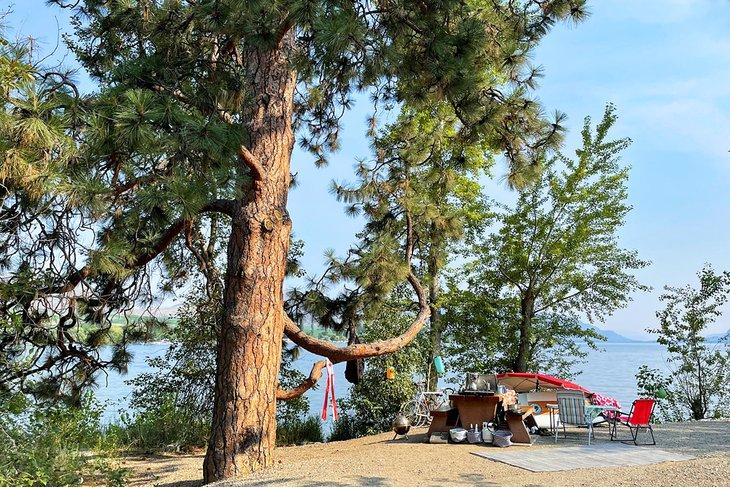 Camping au bord de l'eau au Sẁiẁs Provincial Park