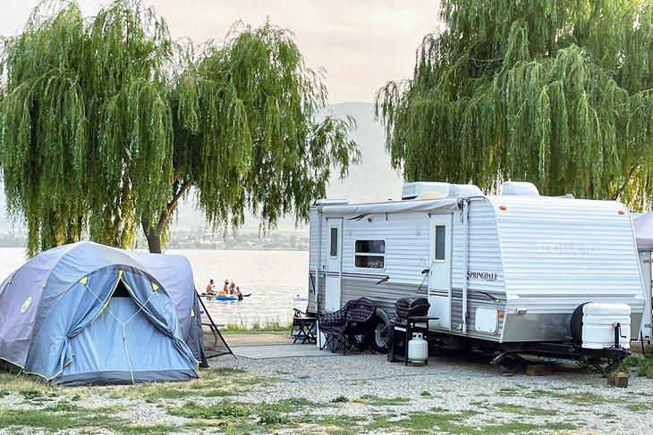 Camping au bord du lac à Nk'Mip