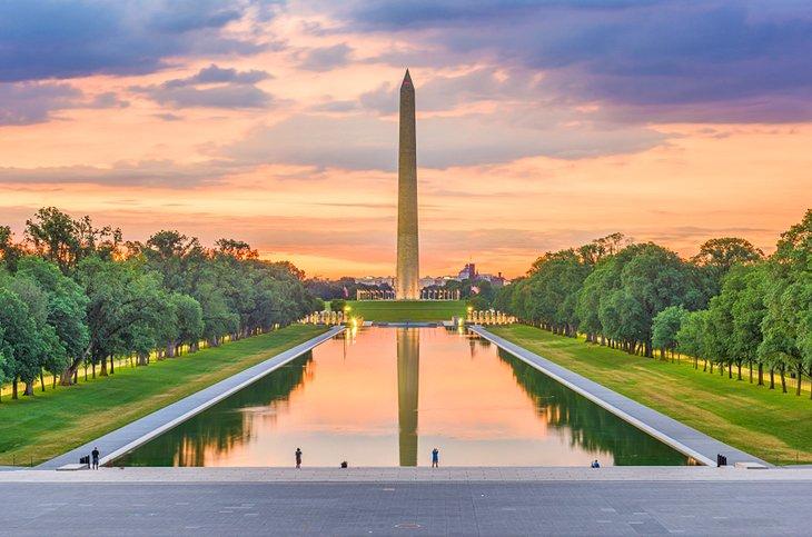 Le Reflecting Pool et le Mémorial de Washington au lever du soleil