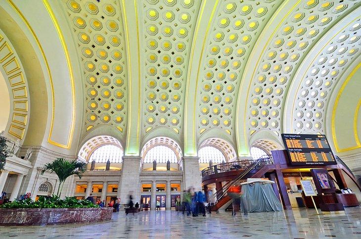 Le magnifique plafond voûté à l'intérieur de la Gare Union