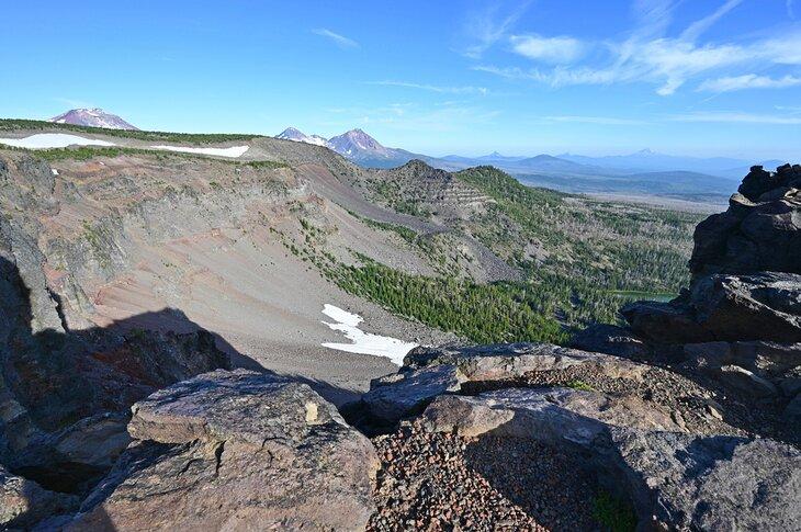 Vista de los volcanes Three Sisters desde el sendero Tam McArthur Rim