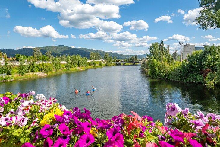 Kayakeurs dans le centre-ville de Sandpoint, Idaho