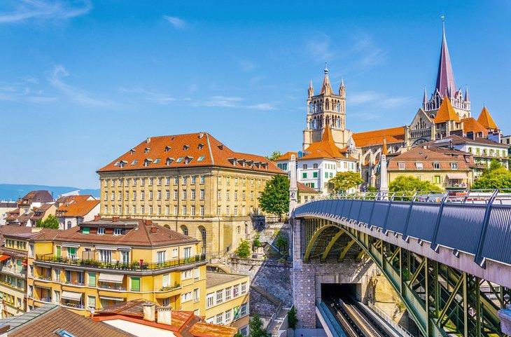 Catedral gótica de Lausana tras el puente de Charles Bessieres