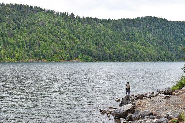 Pescador en el Lago Pend Oreille, Parque Estatal Farragut