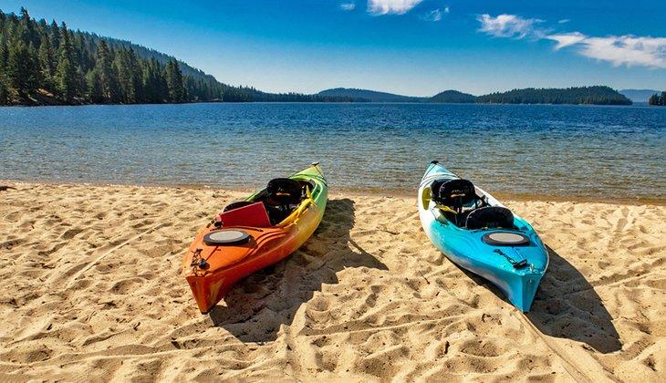 Kayaks en una playa en el Lago Payette