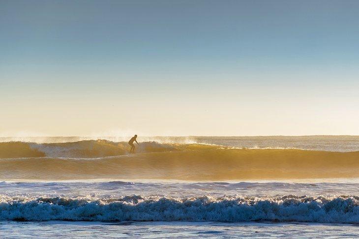 Surf en la playa de la Estación Naval Mayport