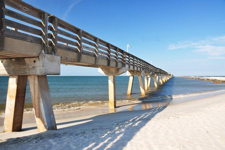 Puente y playa en el Parque Estatal Fort Clinch