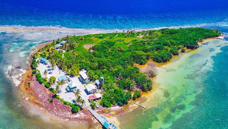 Luftaufnahme des Glover's Reef Atolls