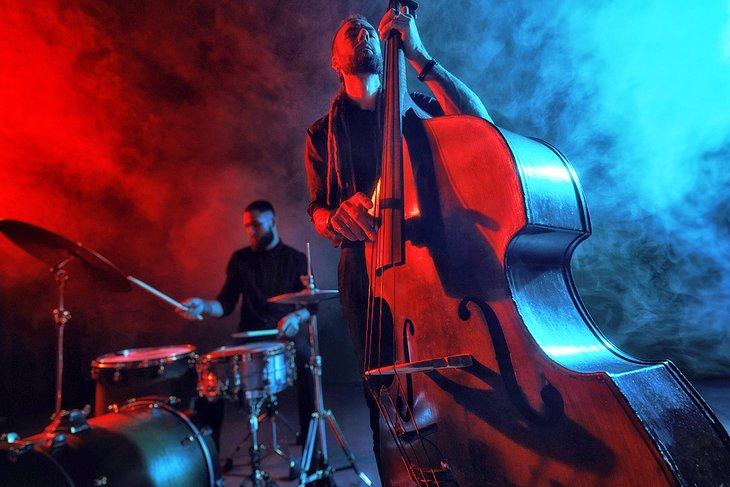 Musiciens de jazz se produisant dans un club